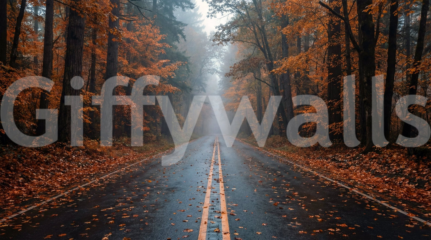 Fresque murale de la route forestière d'automne brumeux