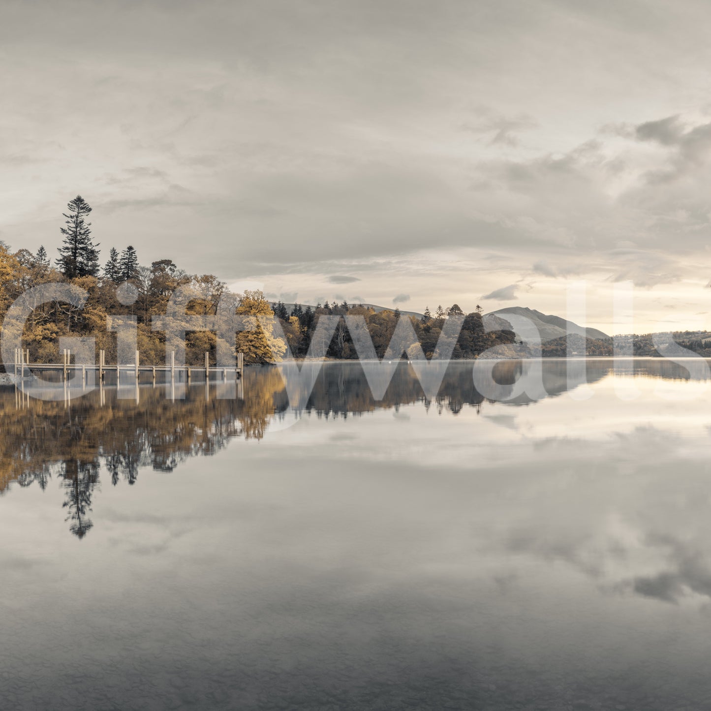Pictură murală liniștitoare la malul lacului Golden Lakeside