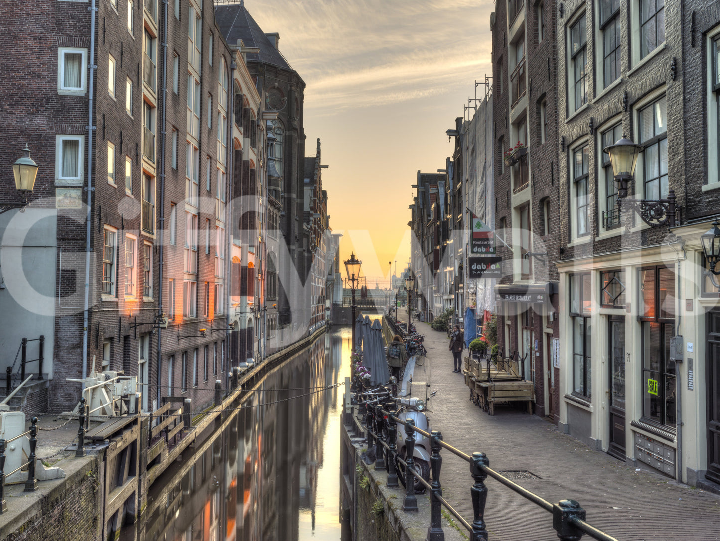 Papier peint panoramique scène du canal d'Amsterdam à l'heure dorée