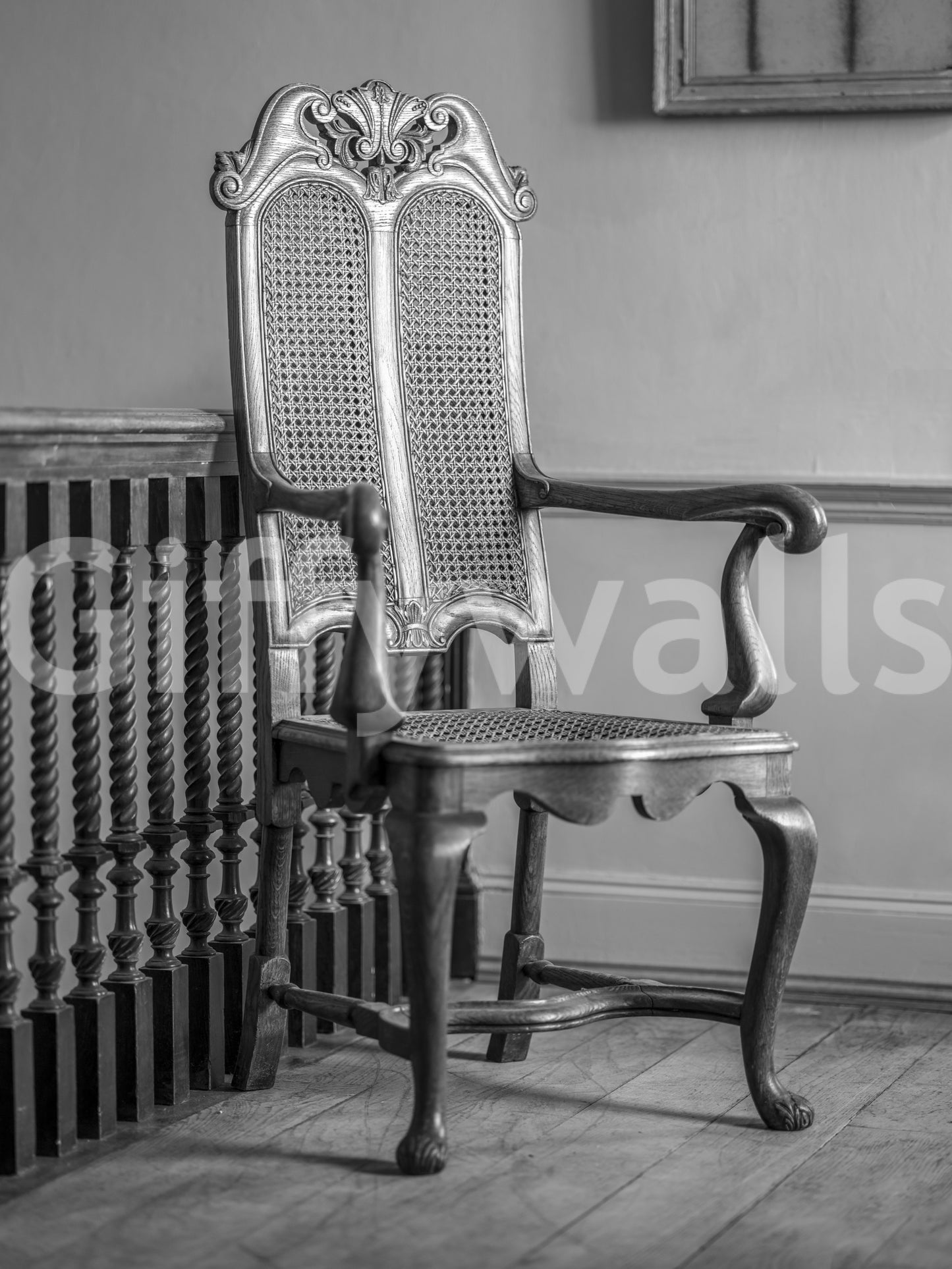 Wandbild mit verziertem, geschnitztem Holzdetail im Heritage-Stil