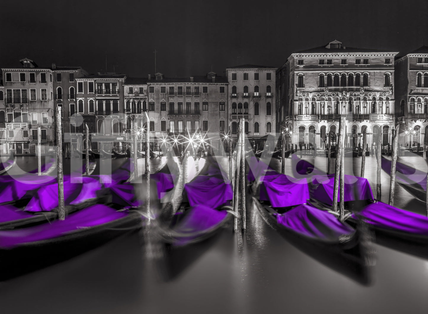Midnatsgondoler i Venedig i lilla tapet