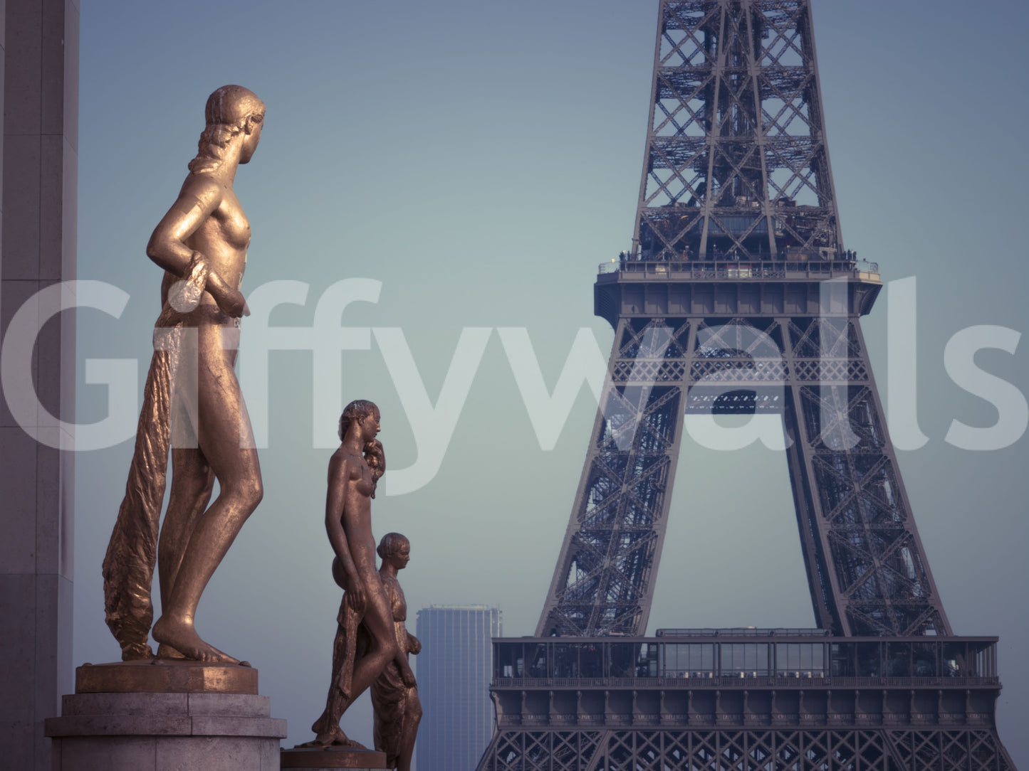 Wandgemälde „Bronzeskulpturen und Detail des Eiffelturms“