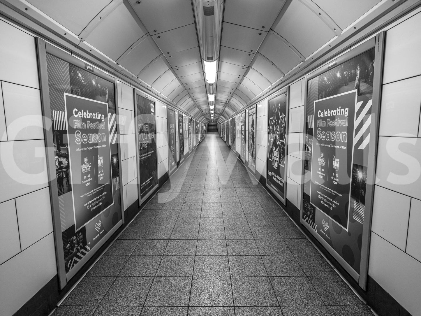 Vægmaleri af underjordisk transitkorridor