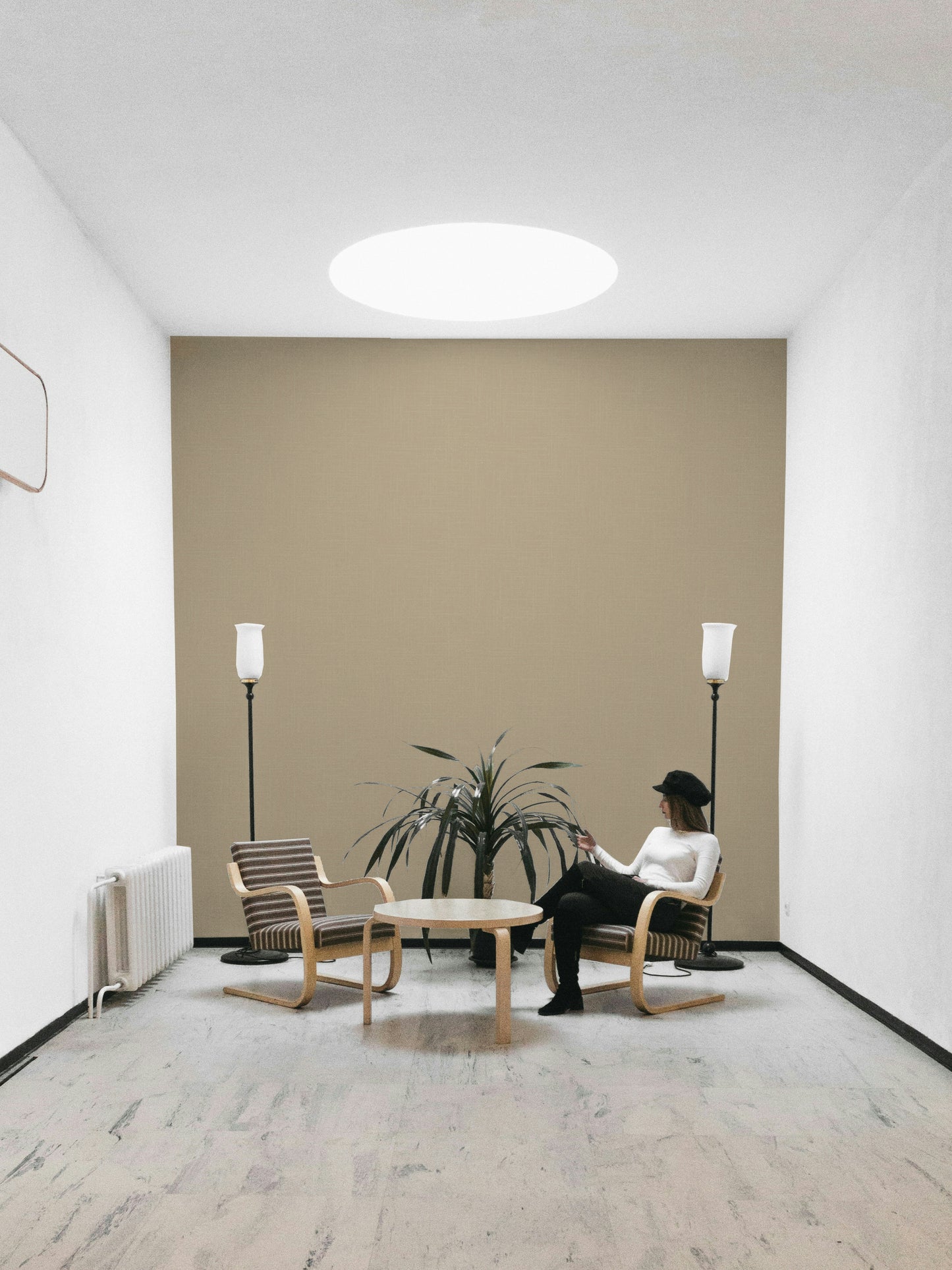 The room's lighting highlights the classic feel of the pattern.

