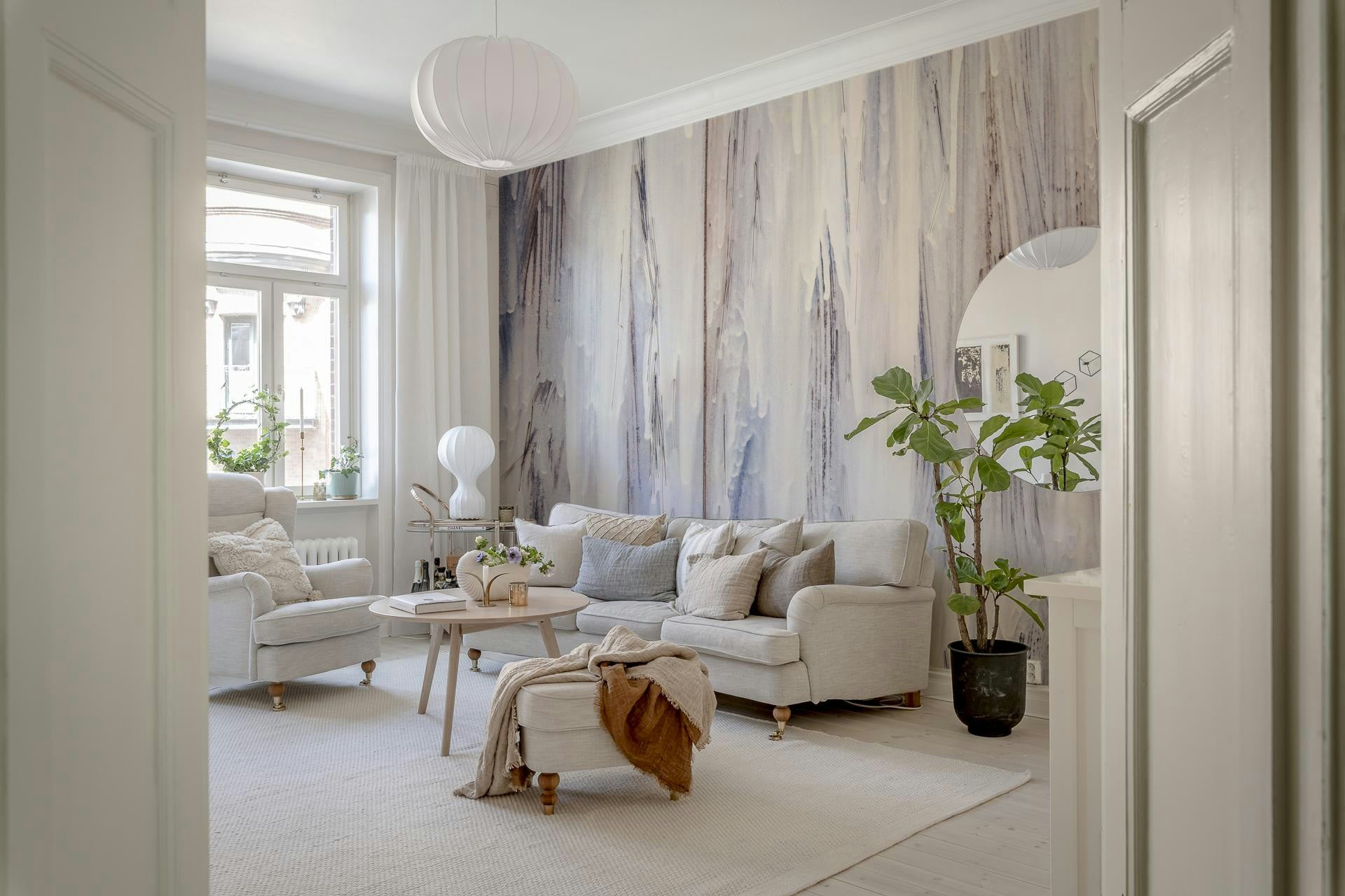 Wall mural combining gentle dripping effects and soft color gradients for serene, elegant décor.