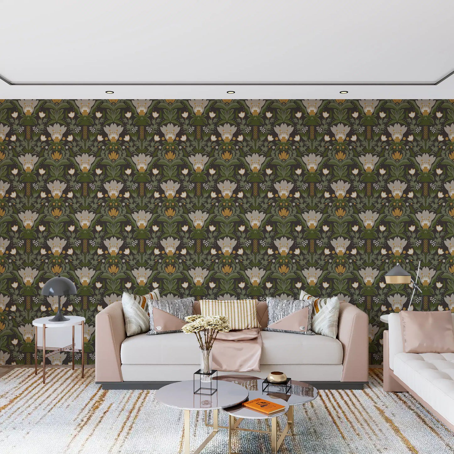 Skandinavisk folkekunst blomsterhave – Jordnært botanisk mønster med salviegrønne blade, cremefarvede blomster og sennepsguld accenter på mørkebrunt tapet