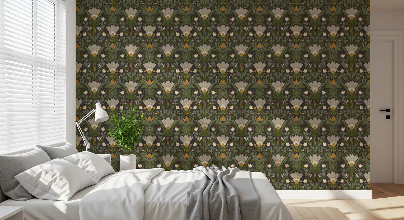 Skandinavisk folkekunst blomsterhave – Jordnært botanisk mønster med salviegrønne blade, cremefarvede blomster og sennepsguld accenter på mørkebrunt tapet