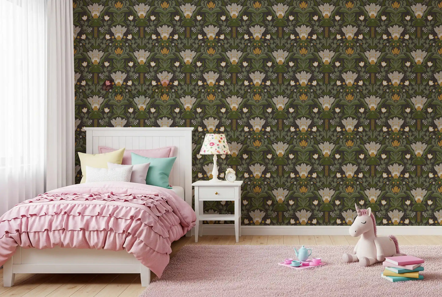 Skandinavisk folkekunst blomsterhave – Jordnært botanisk mønster med salviegrønne blade, cremefarvede blomster og sennepsguld accenter på mørkebrunt tapet