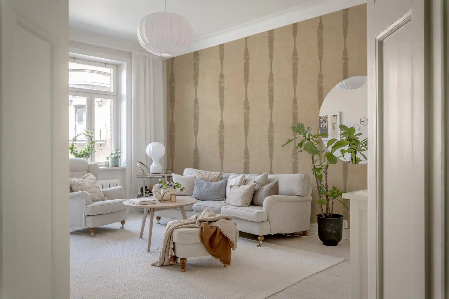 Kaki texturerade slitna ränder på varm beige tapet⁠