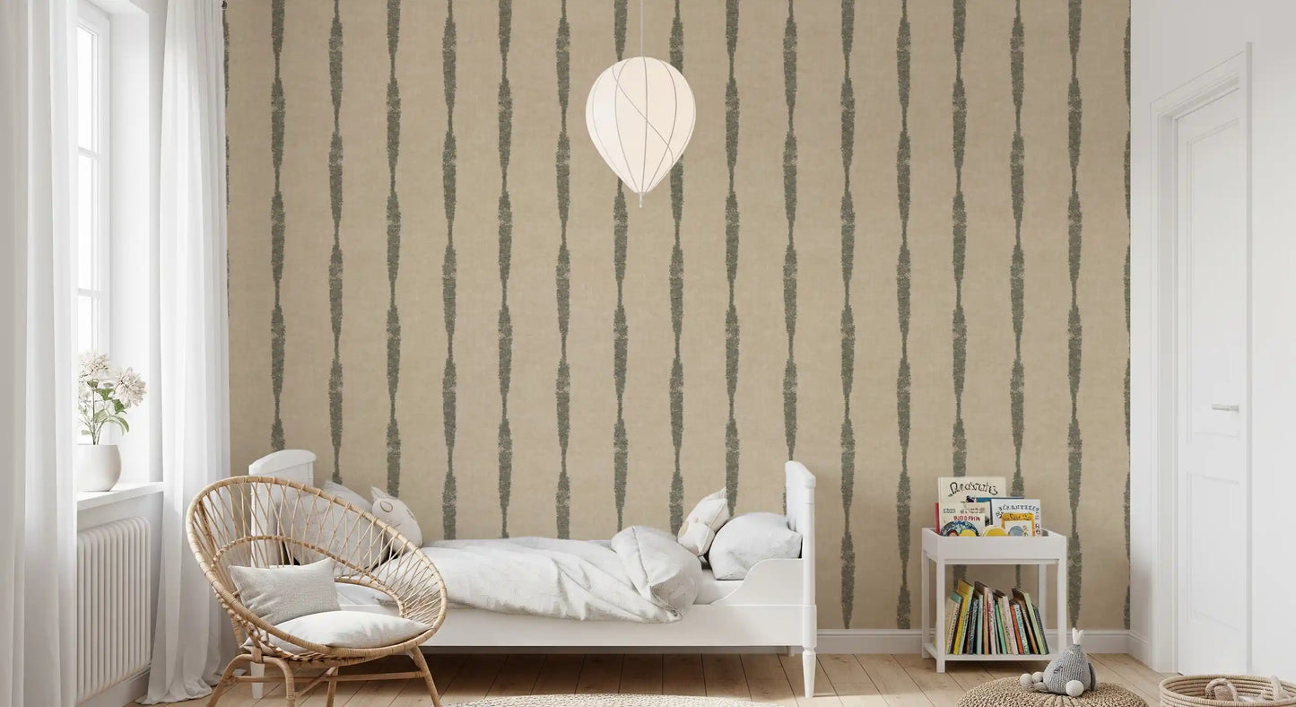 Gedempte Groene Gestructureerde Versleten Strepen op Warm Beige Behang⁠