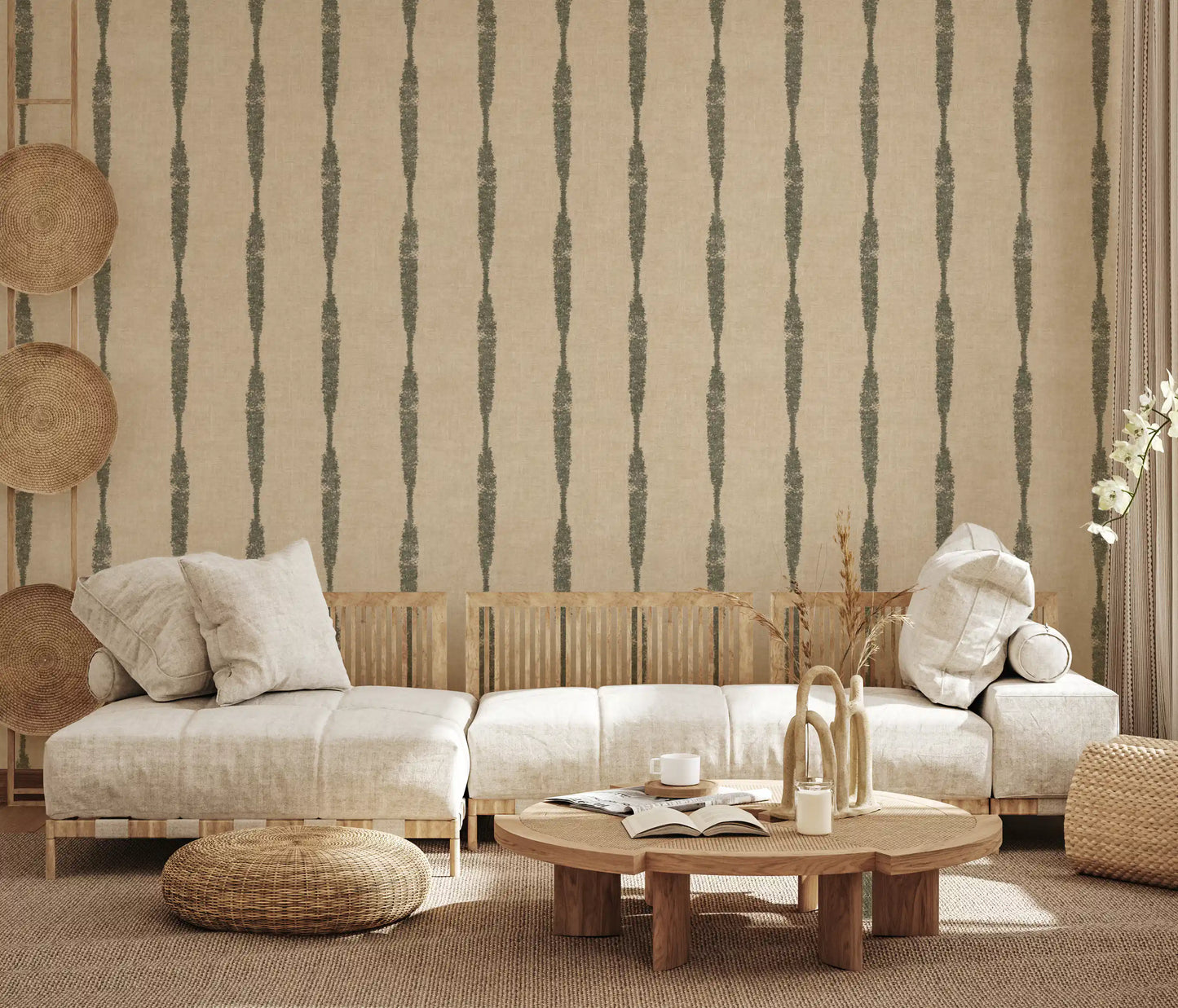 Gedempte Groene Gestructureerde Versleten Strepen op Warm Beige Behang⁠