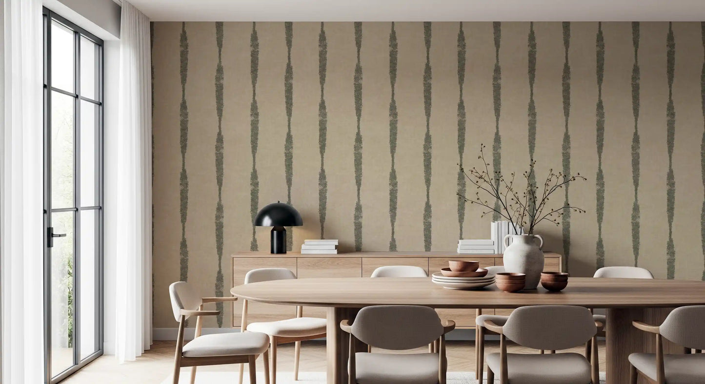 Gedempte Groene Gestructureerde Versleten Strepen op Warm Beige Behang⁠