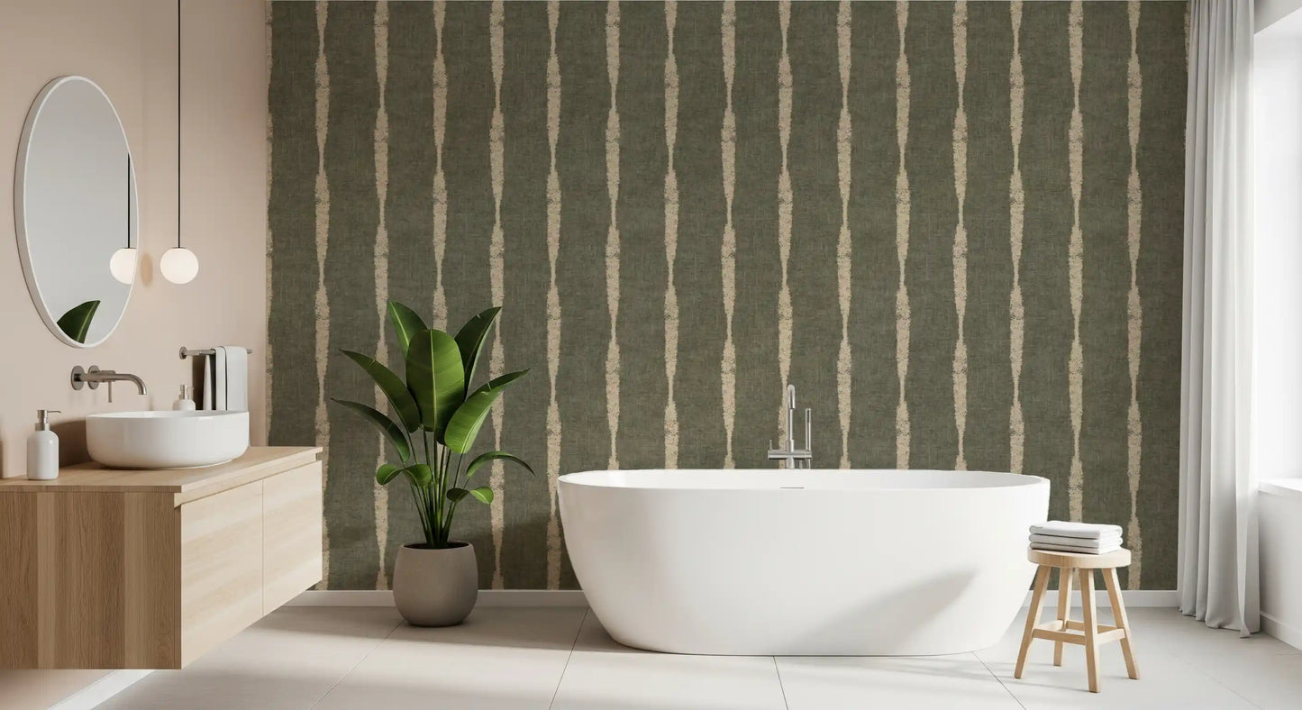 Warm beige gestructureerde verweerde strepen op gedempte groene behang⁠