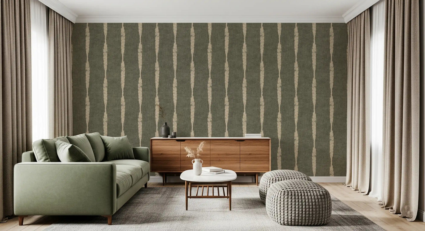 Warm beige gestructureerde verweerde strepen op gedempte groene behang⁠