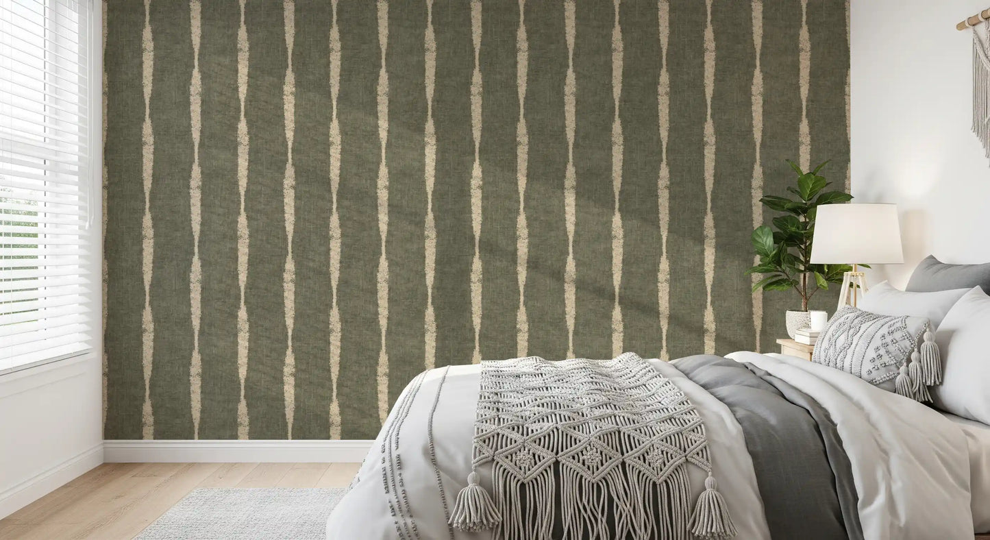 Warm beige gestructureerde verweerde strepen op gedempte groene behang⁠