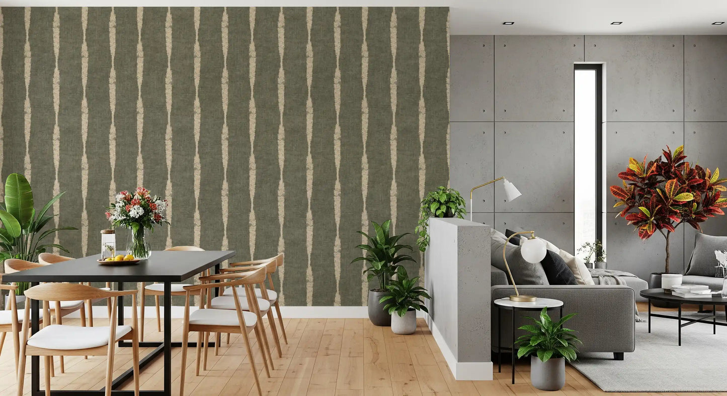 Warm beige gestructureerde verweerde strepen op gedempte groene behang⁠