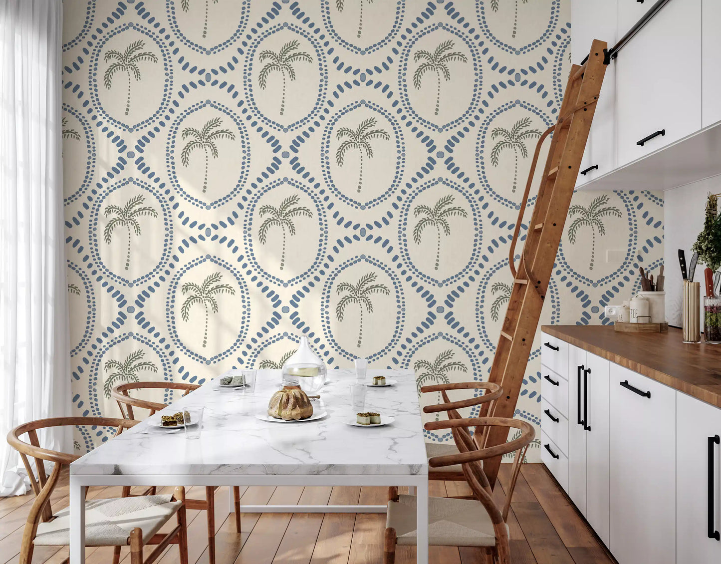 Beachy Boho Palmen-Oase Tapete in Schieferblau