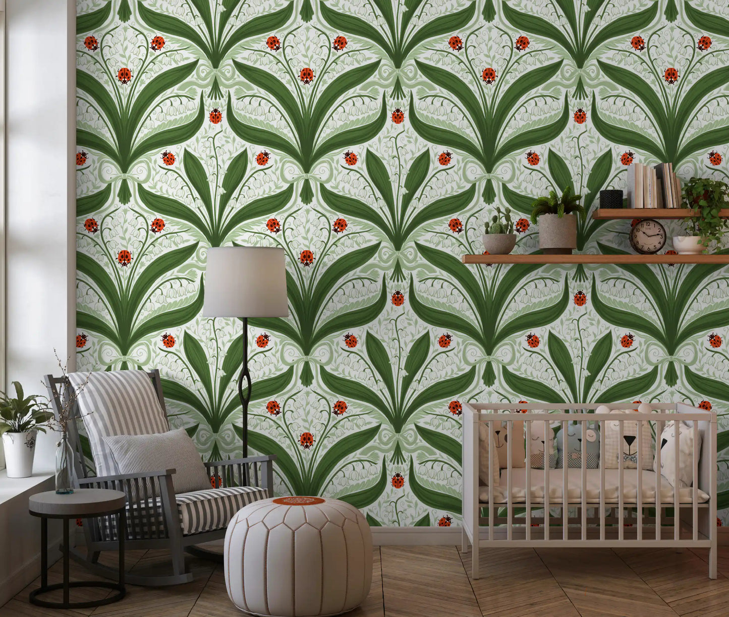 Papel de parede simétrico com lírio-do-vale e joaninhas em verde, branco e vermelho