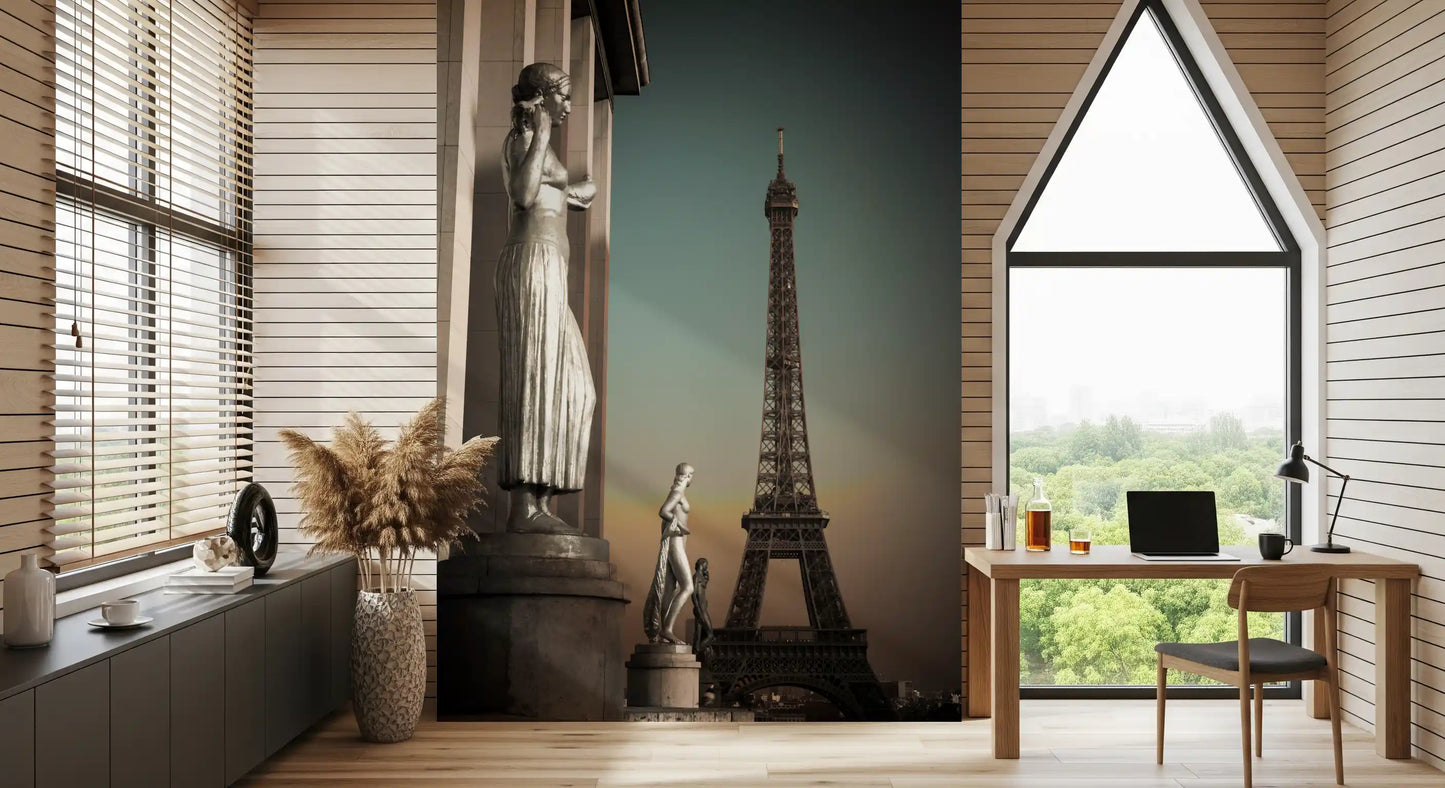 Măreție pariziană: Frescă murală cu statui și Turnul Eiffel