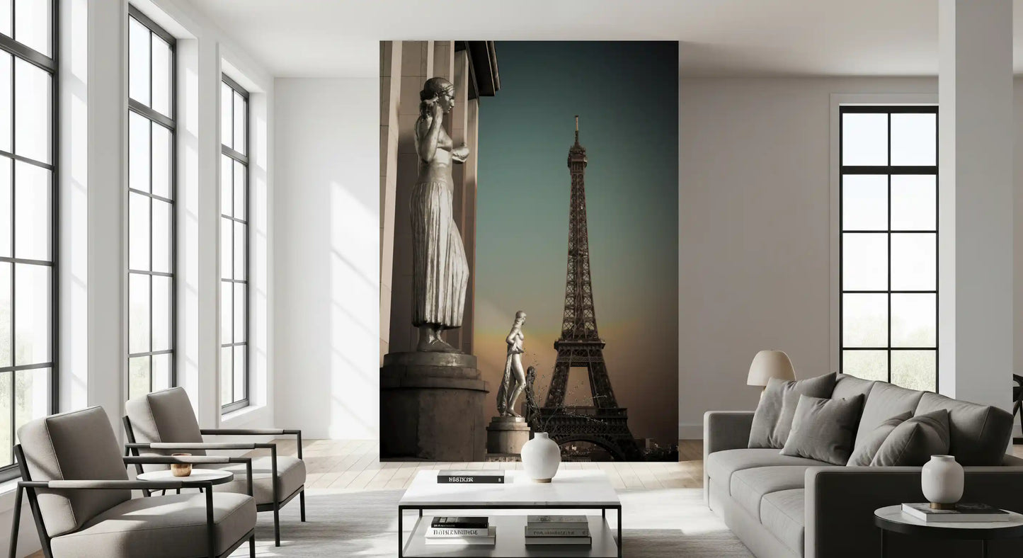 Măreție pariziană: Frescă murală cu statui și Turnul Eiffel