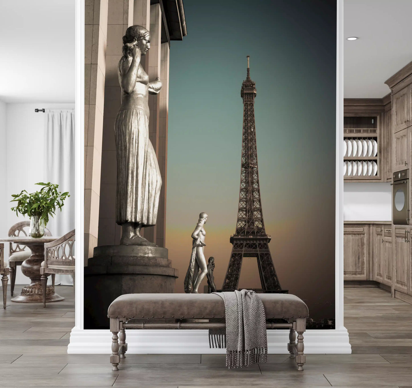 Măreție pariziană: Frescă murală cu statui și Turnul Eiffel