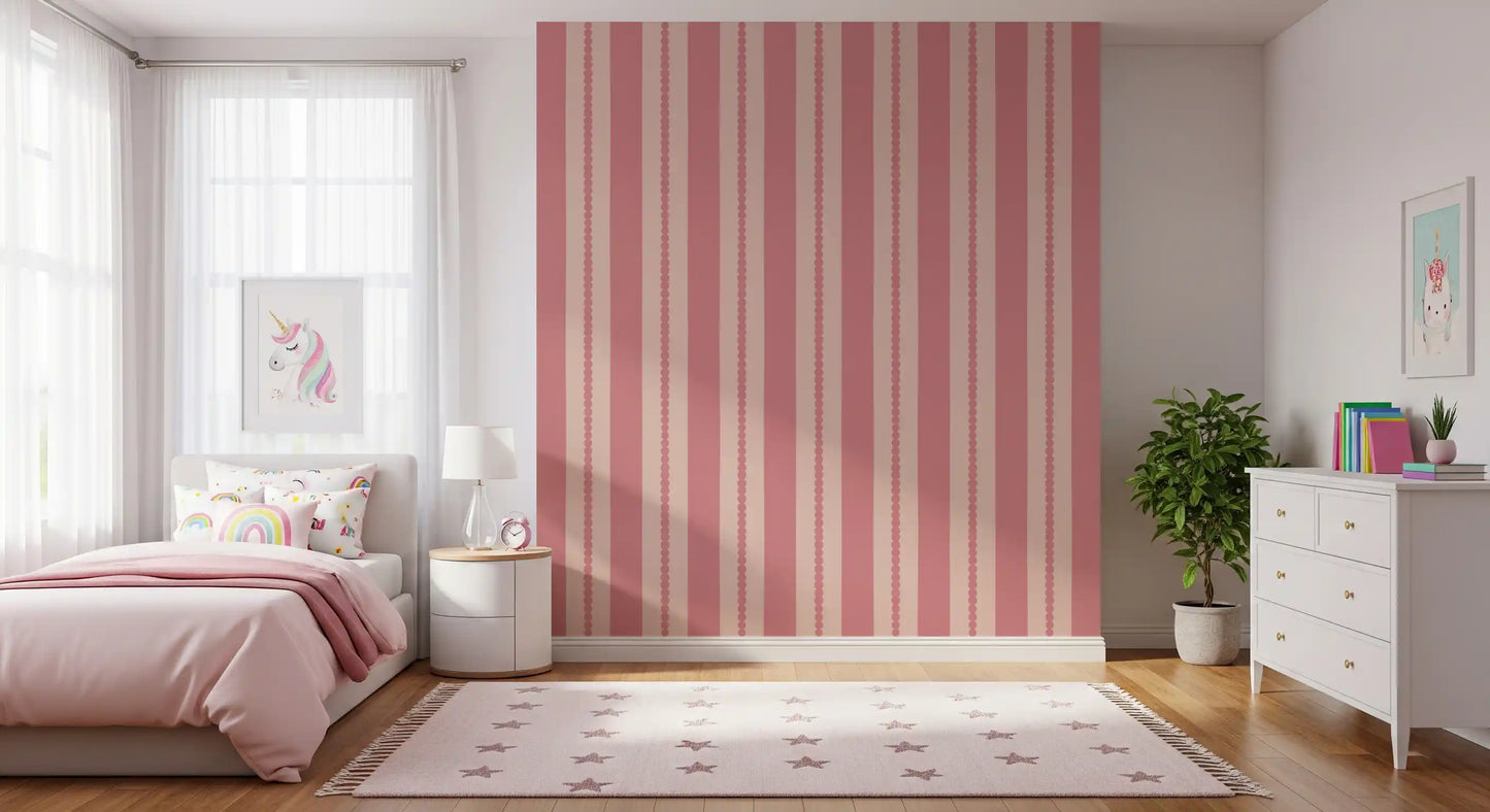 Papel pintado de rayas con conchas en tono rubor