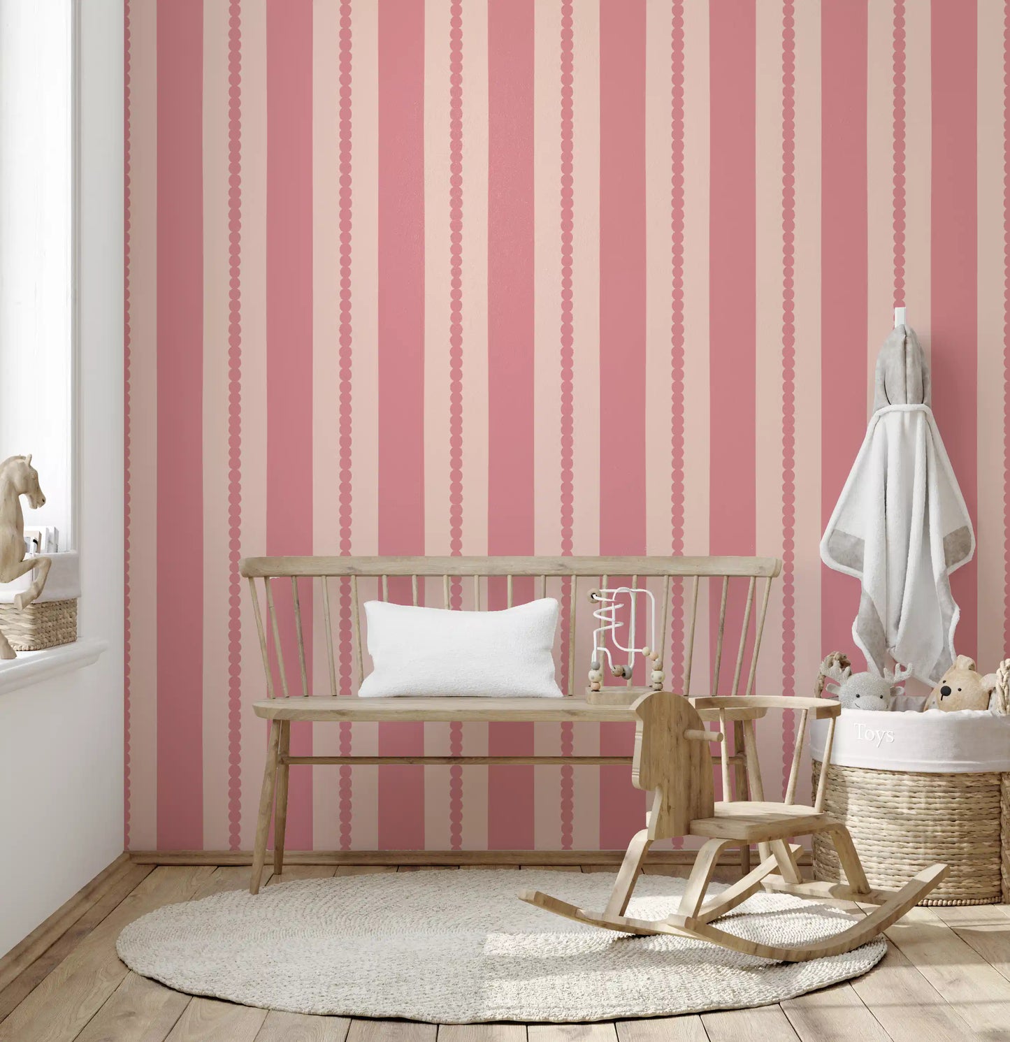 Papel pintado de rayas con conchas en tono rubor