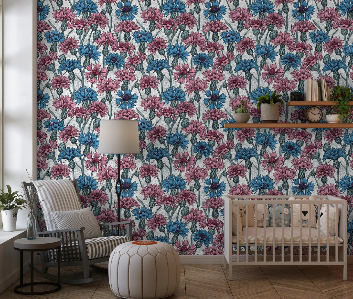 Papel de parede com centáureas cor-de-rosa e azuis sobre fundo branco