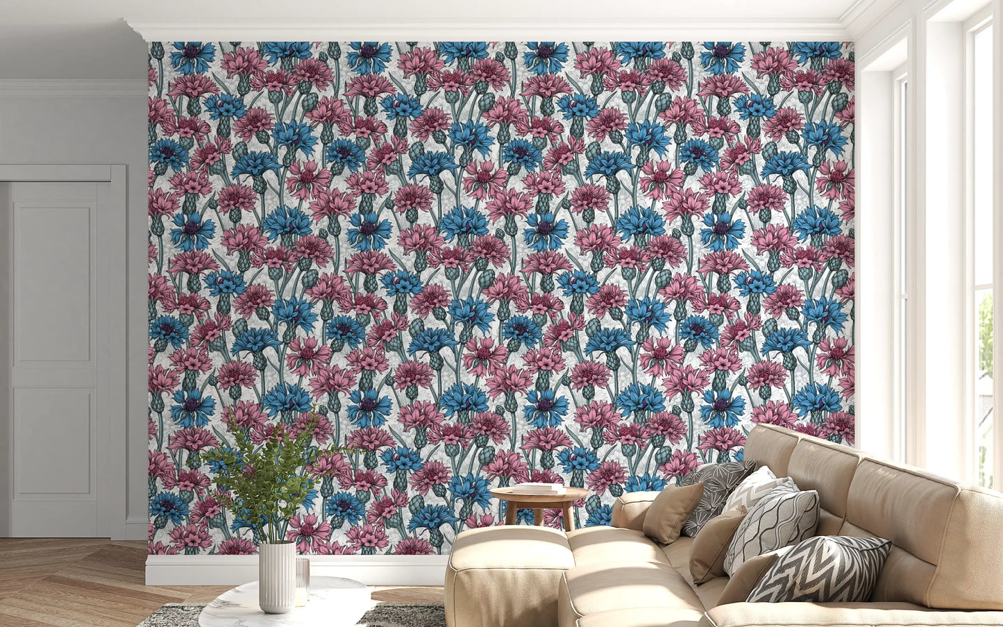 Papel de parede com centáureas cor-de-rosa e azuis sobre fundo branco