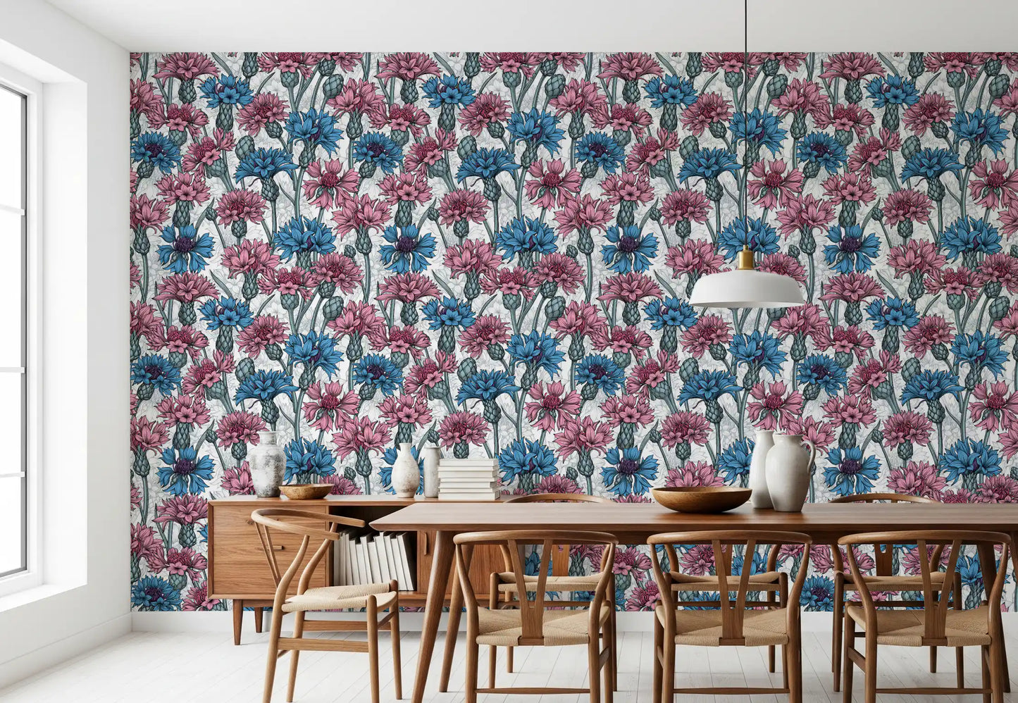 Papel de parede com centáureas cor-de-rosa e azuis sobre fundo branco