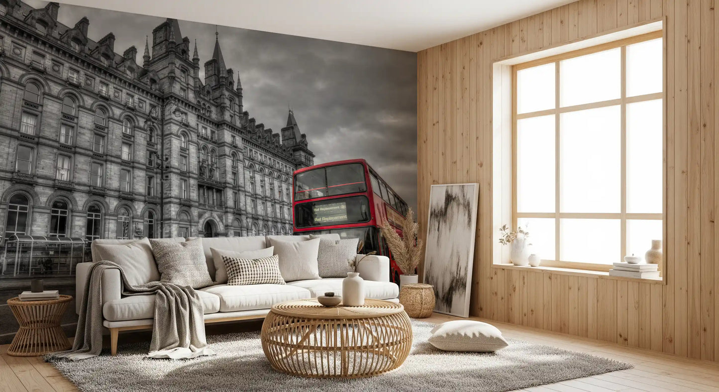 Contraste Urbano: Grandeza Histórica, Mural de Pared Rojo Intenso