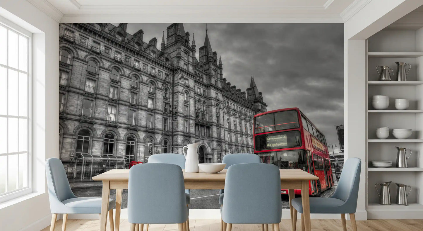 Contraste Urbano: Grandeza Histórica, Mural de Pared Rojo Intenso