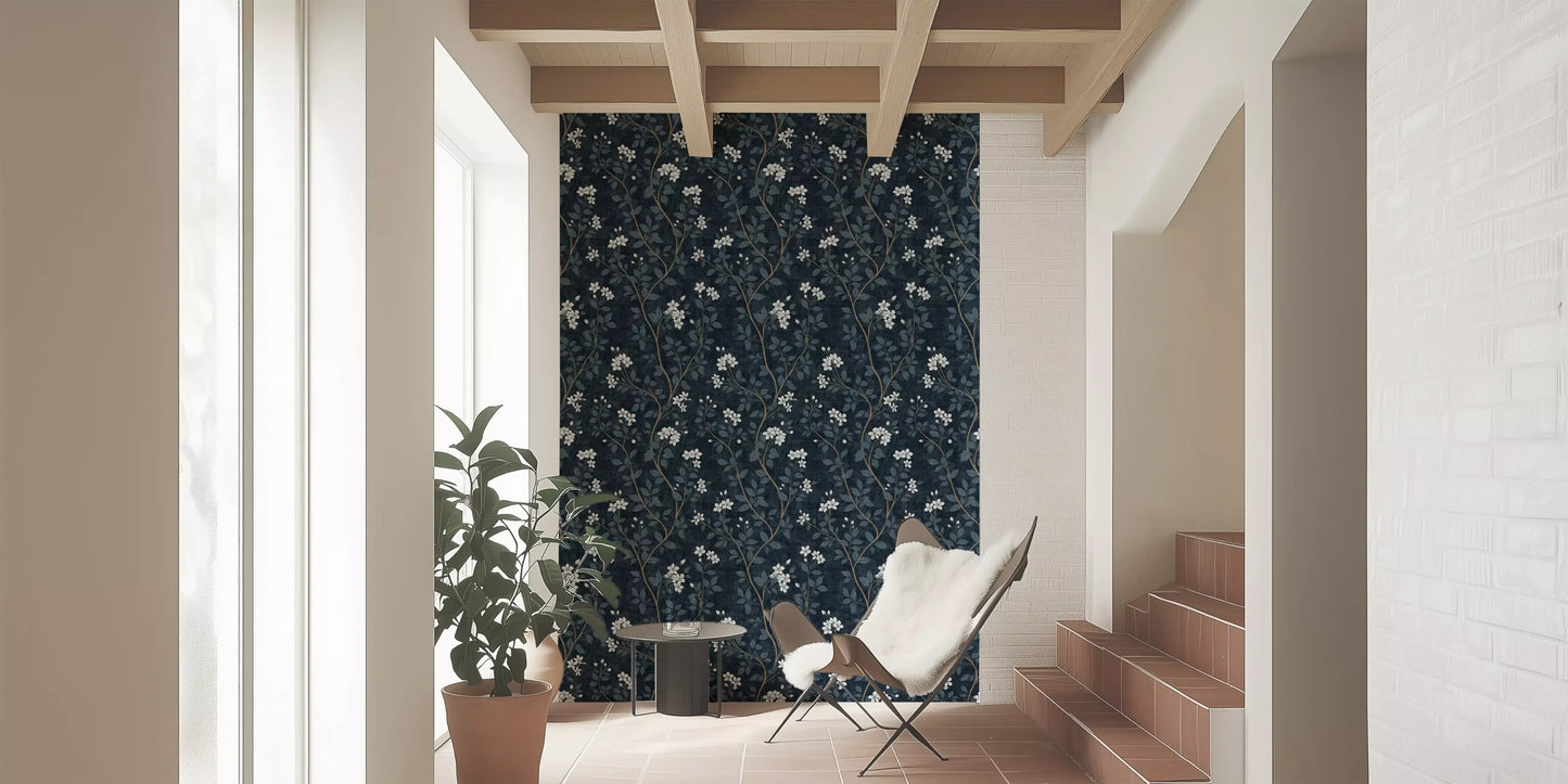 Papier peint élégant à fleurs blanches sur lin indigo⁠