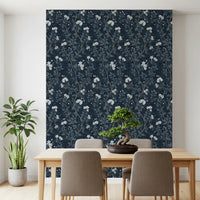Papier peint élégant à fleurs blanches sur lin indigo⁠