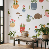 Behangmuur met slapende katten en potplanten