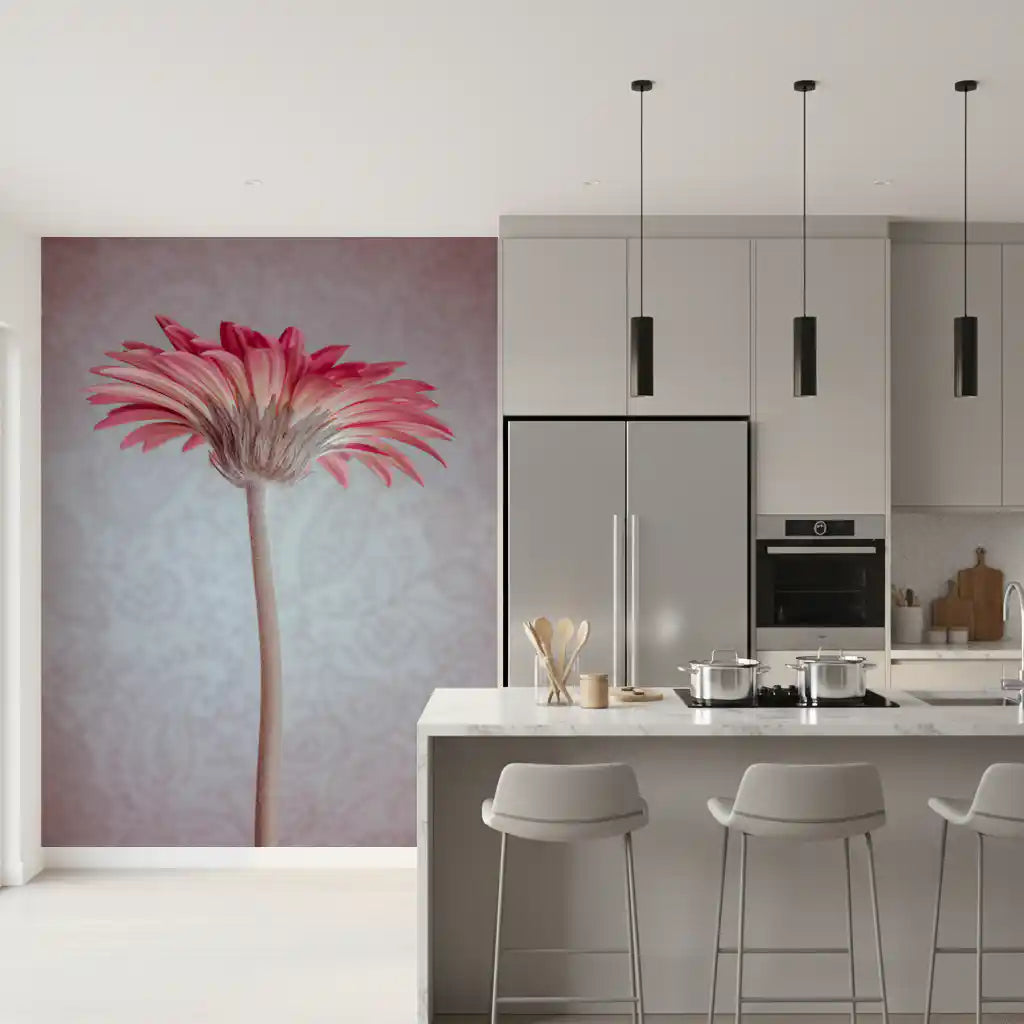 Elegante Tapete mit pinker Gerbera-Blüte als Wandbild