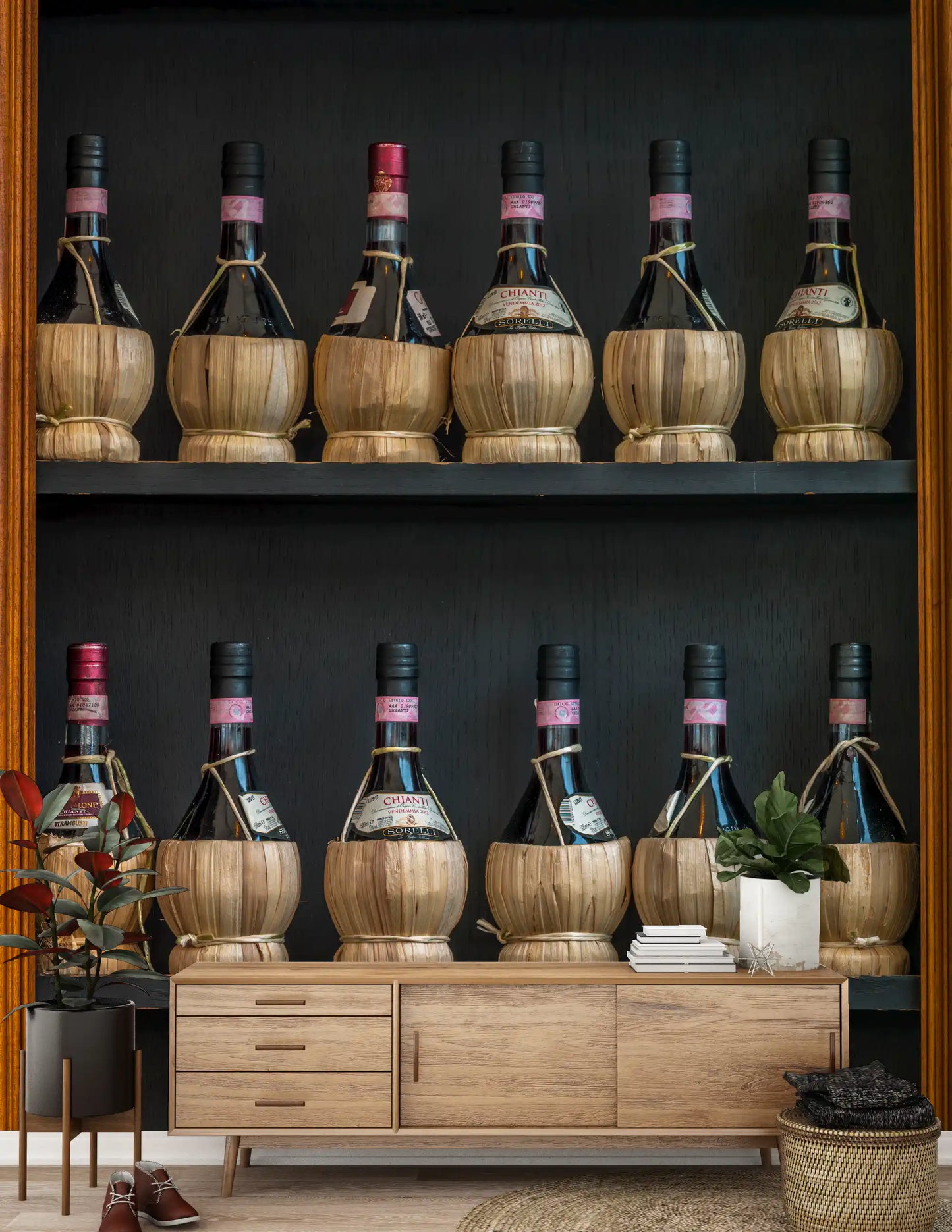 Wandbild mit toskanischen Chianti-Flaschen in Stroh-Fiaschi