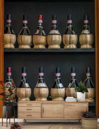 Wandbild mit toskanischen Chianti-Flaschen in Stroh-Fiaschi