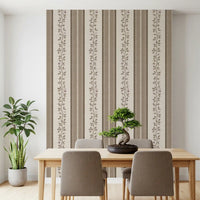 Tapete mit rankendem Wein und Leinenstreifen im Paneel-Design⁠
