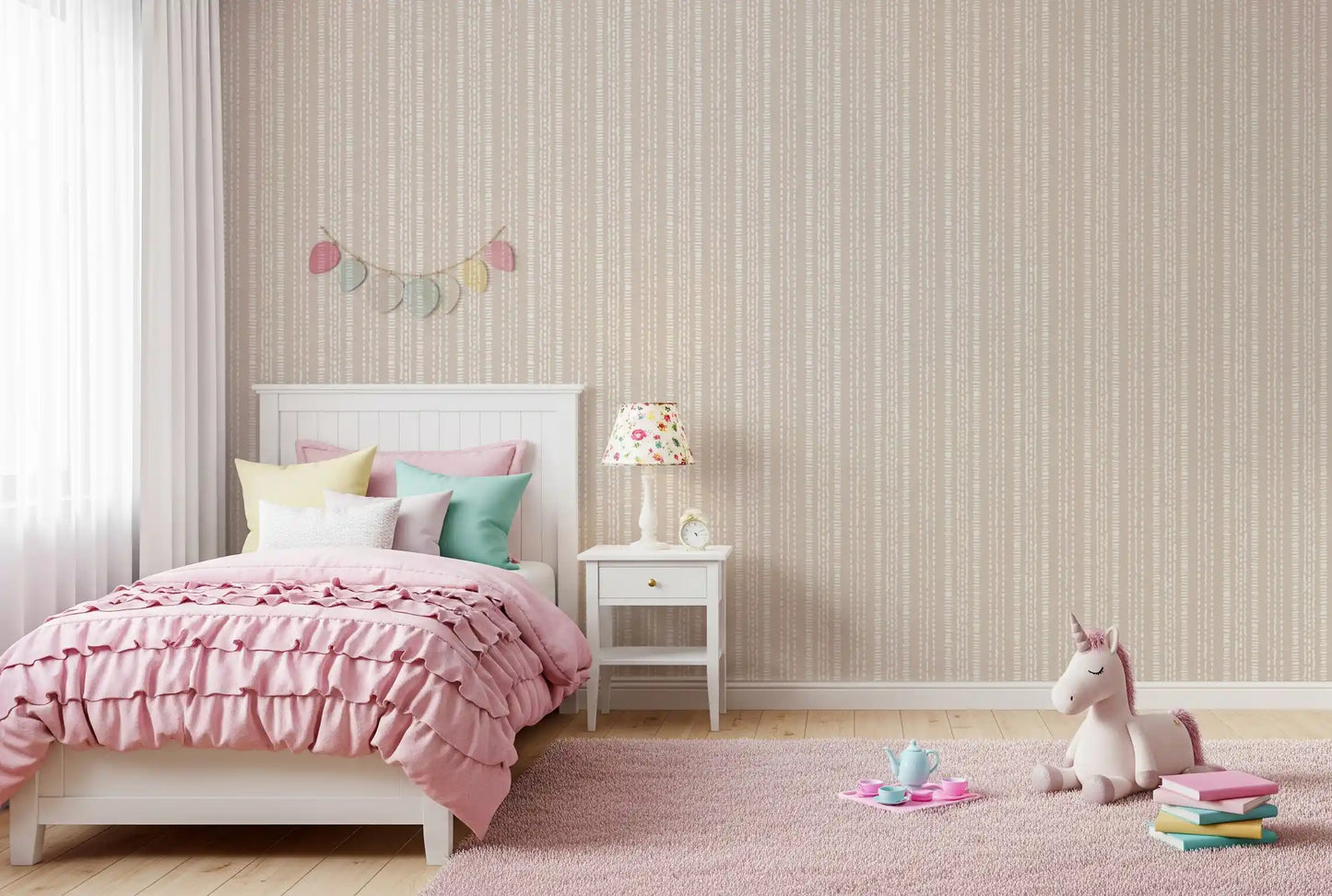 Diskret cremet beige tapet med lineært motiv⁠