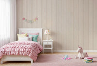 Diskret cremet beige tapet med lineært motiv⁠