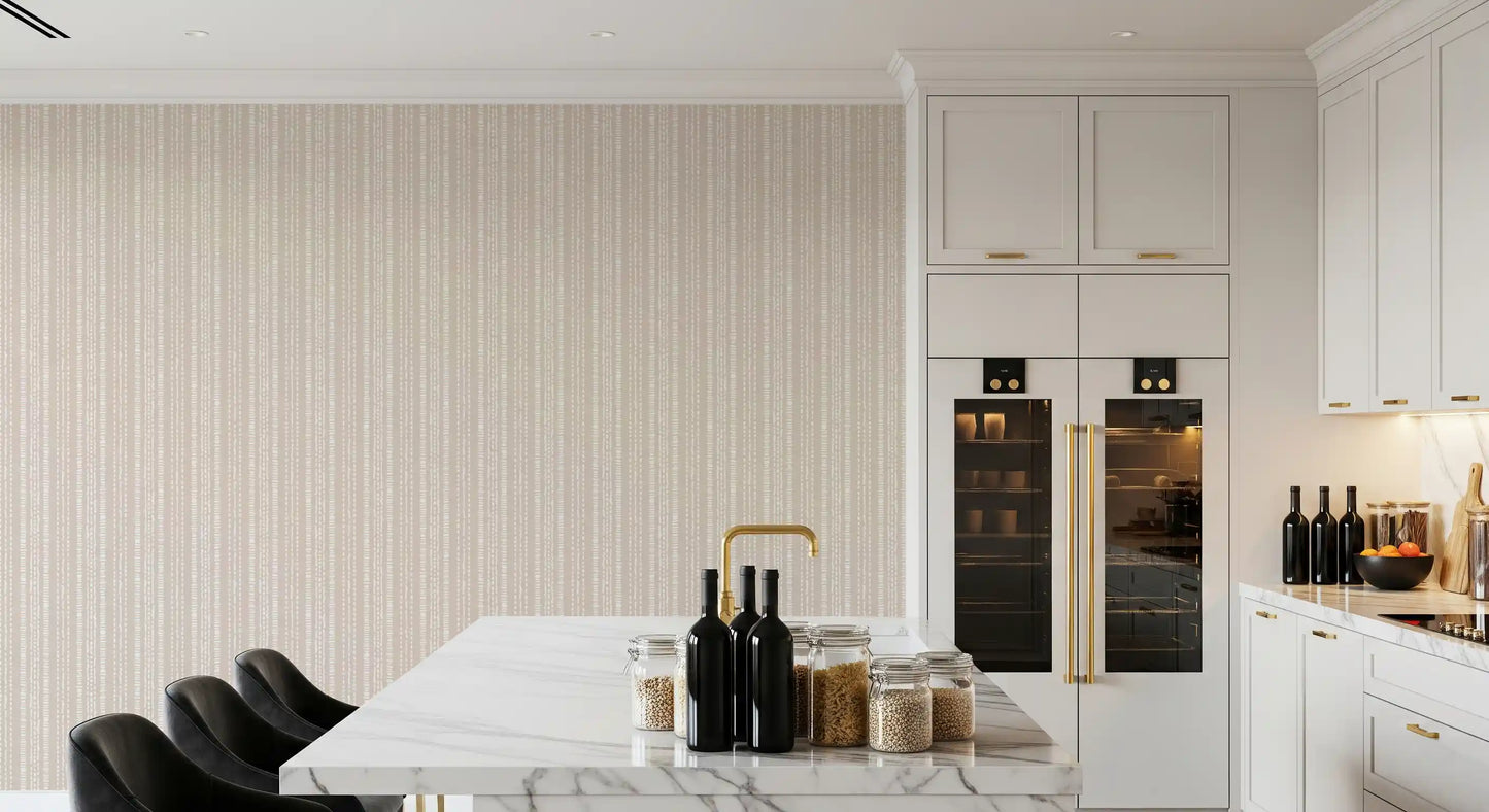 Diskret cremet beige tapet med lineært motiv⁠