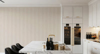 Diskret cremet beige tapet med lineært motiv⁠
