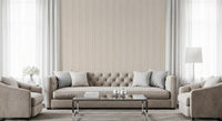 Diskret cremet beige tapet med lineært motiv⁠