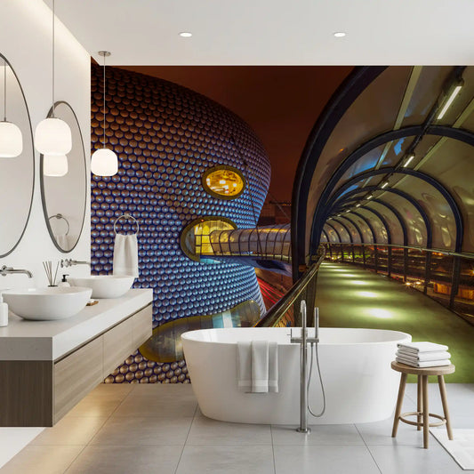 Futuristisches Wandbild mit metallischem Kugeldurchgang