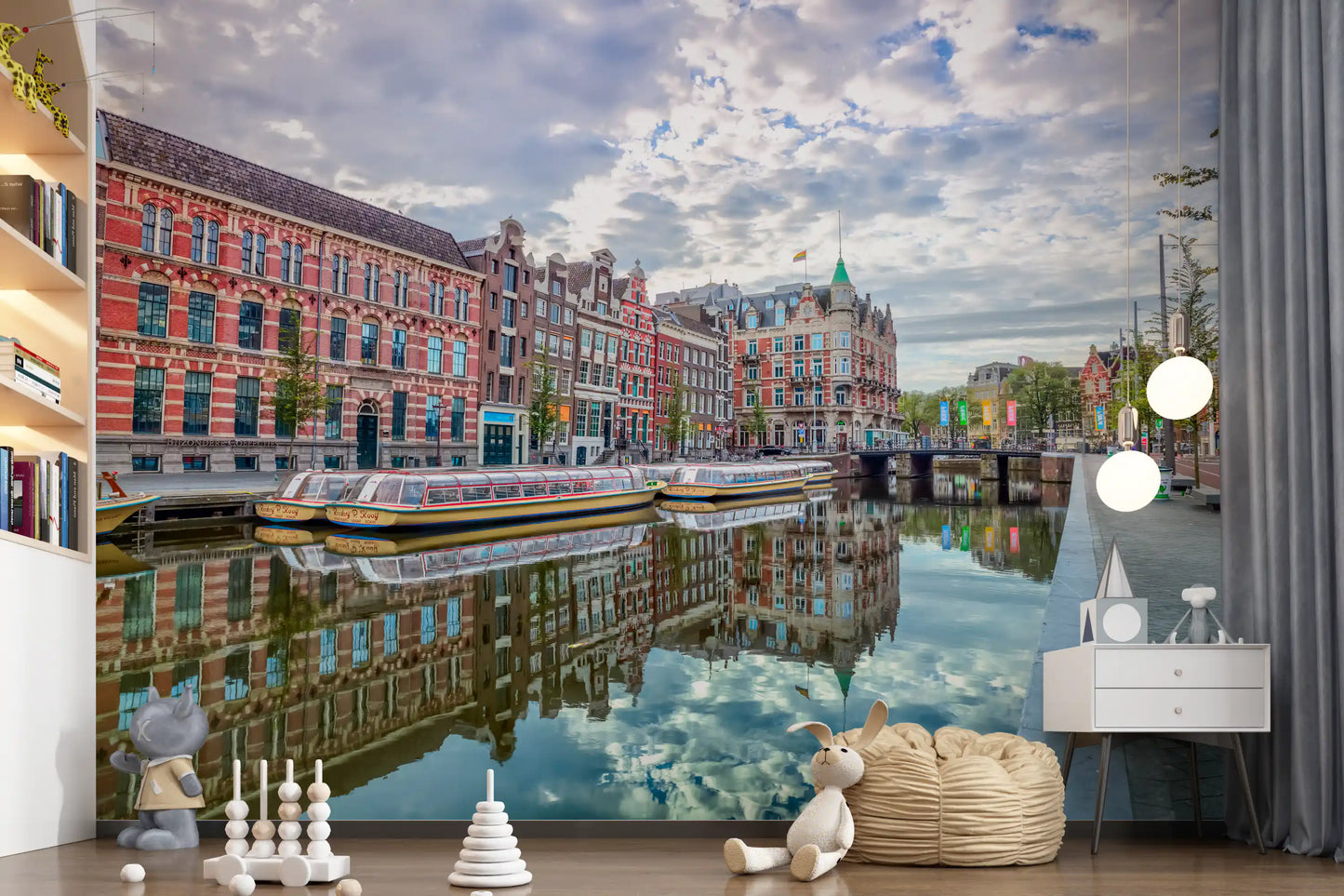 Vægmaleri med refleksioner fra Amsterdams kanaler