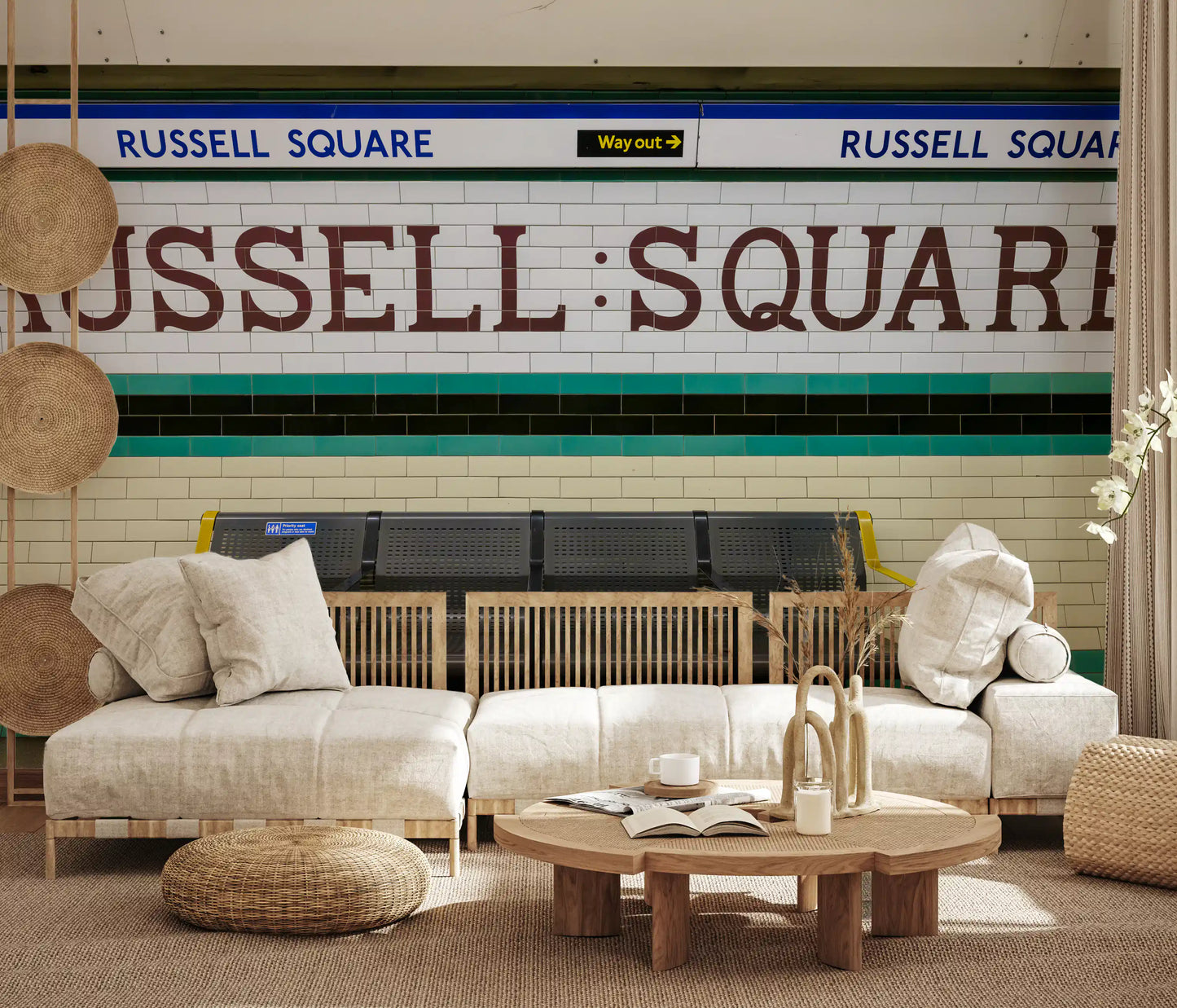 Veggmaleri med London Underground Heritage T-banestasjonsskilt