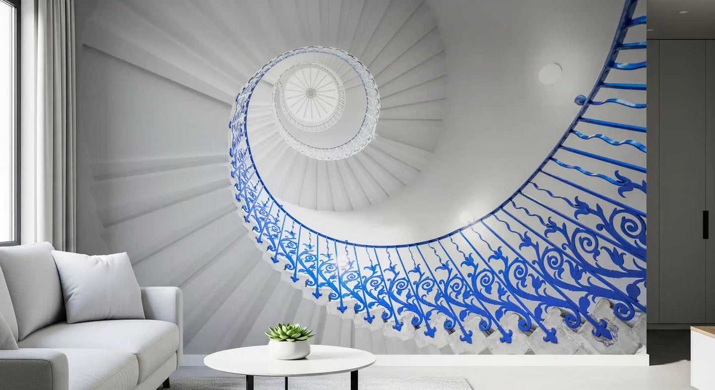Väggmålning med arkitektonisk detalj av koboltblå spiraltrappa