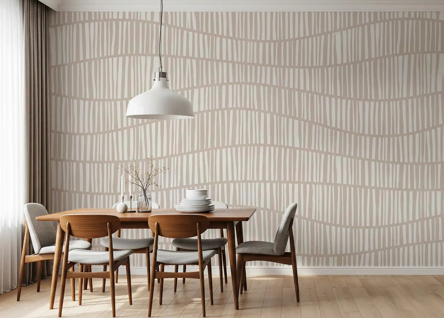 Minimalistiske bølgede lodrette linjer i taupe vægmaleri