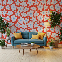 Vægmural med solkyssede blomsterblade i skovhaven